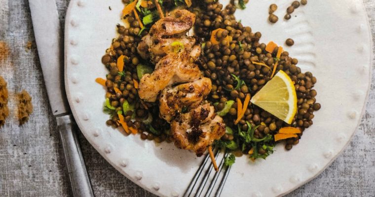 Teplý salát z čočky se špízy