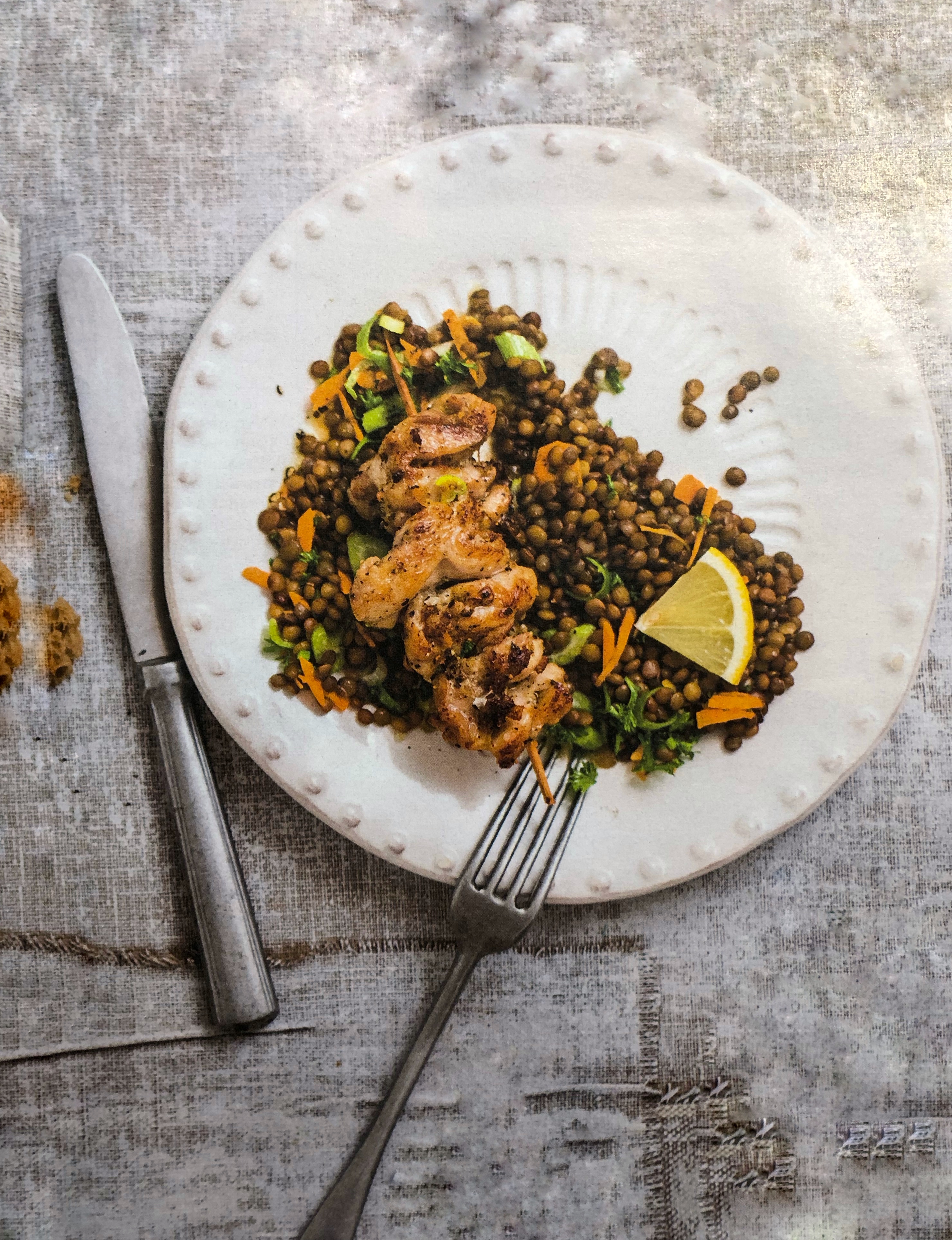 Teplý salát z čočky se špízy