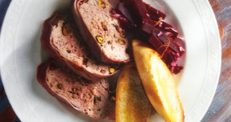 Terina s pistáciemi a marinovanou červenou řepou