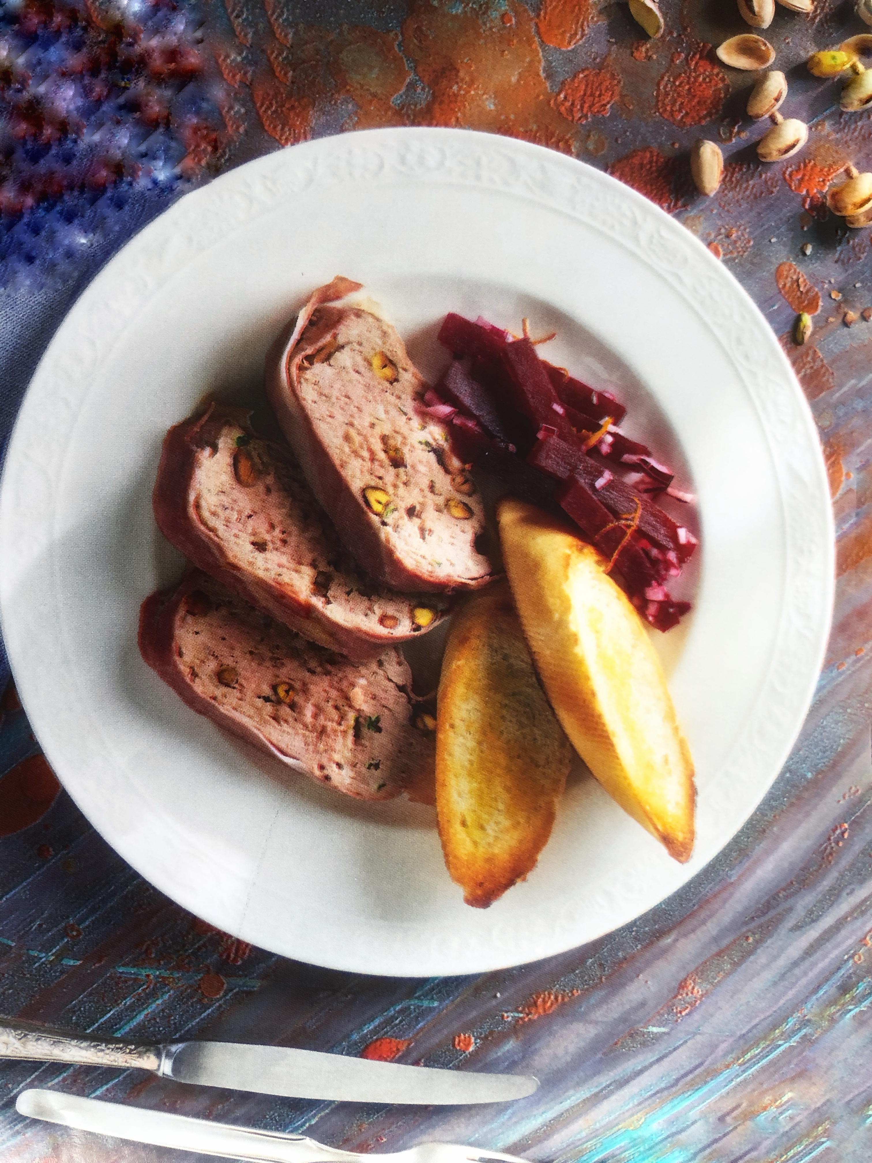 Terina s pistáciemi a marinovanou červenou řepou