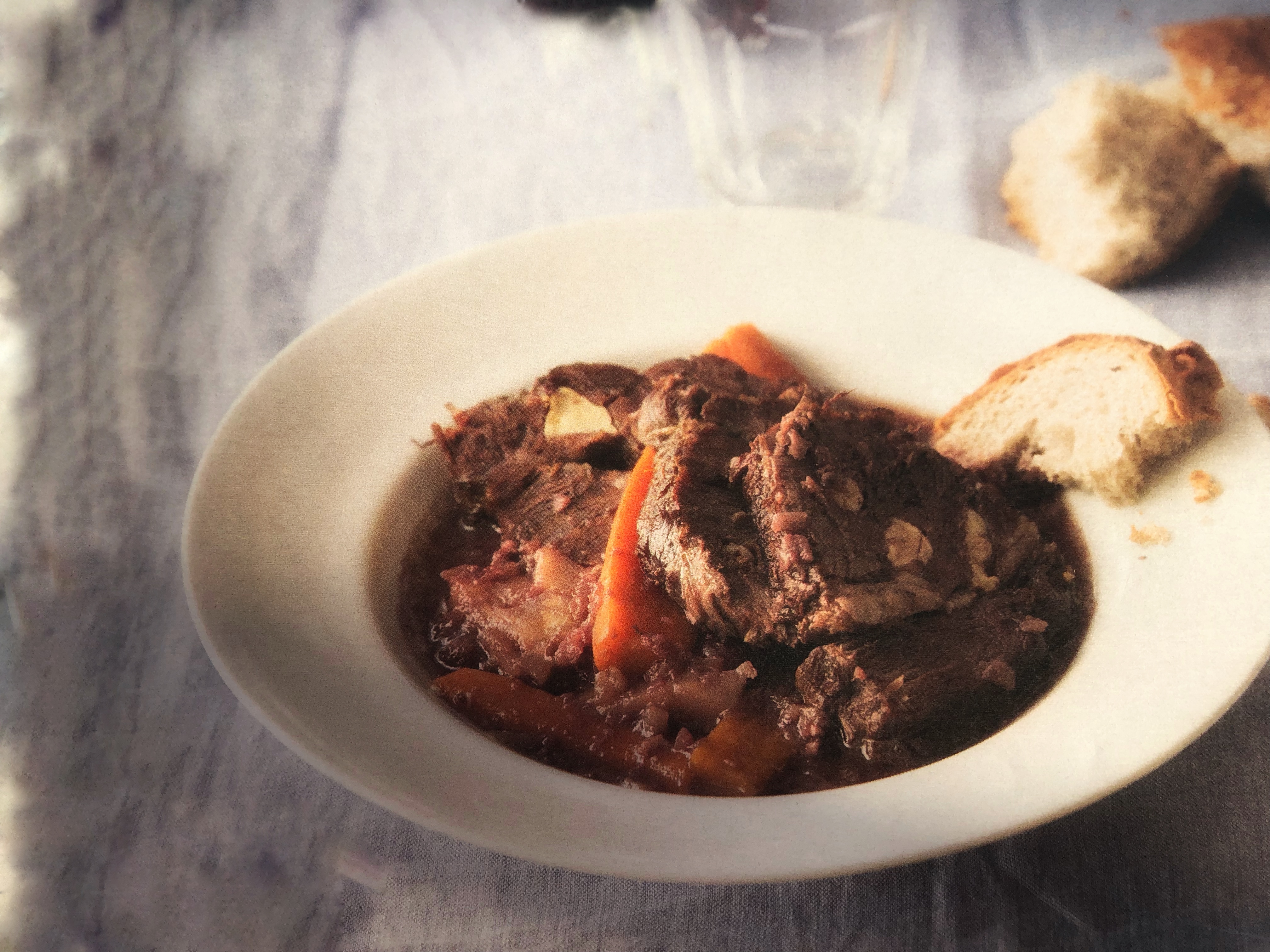 Pečený hovězí krk s česnekem