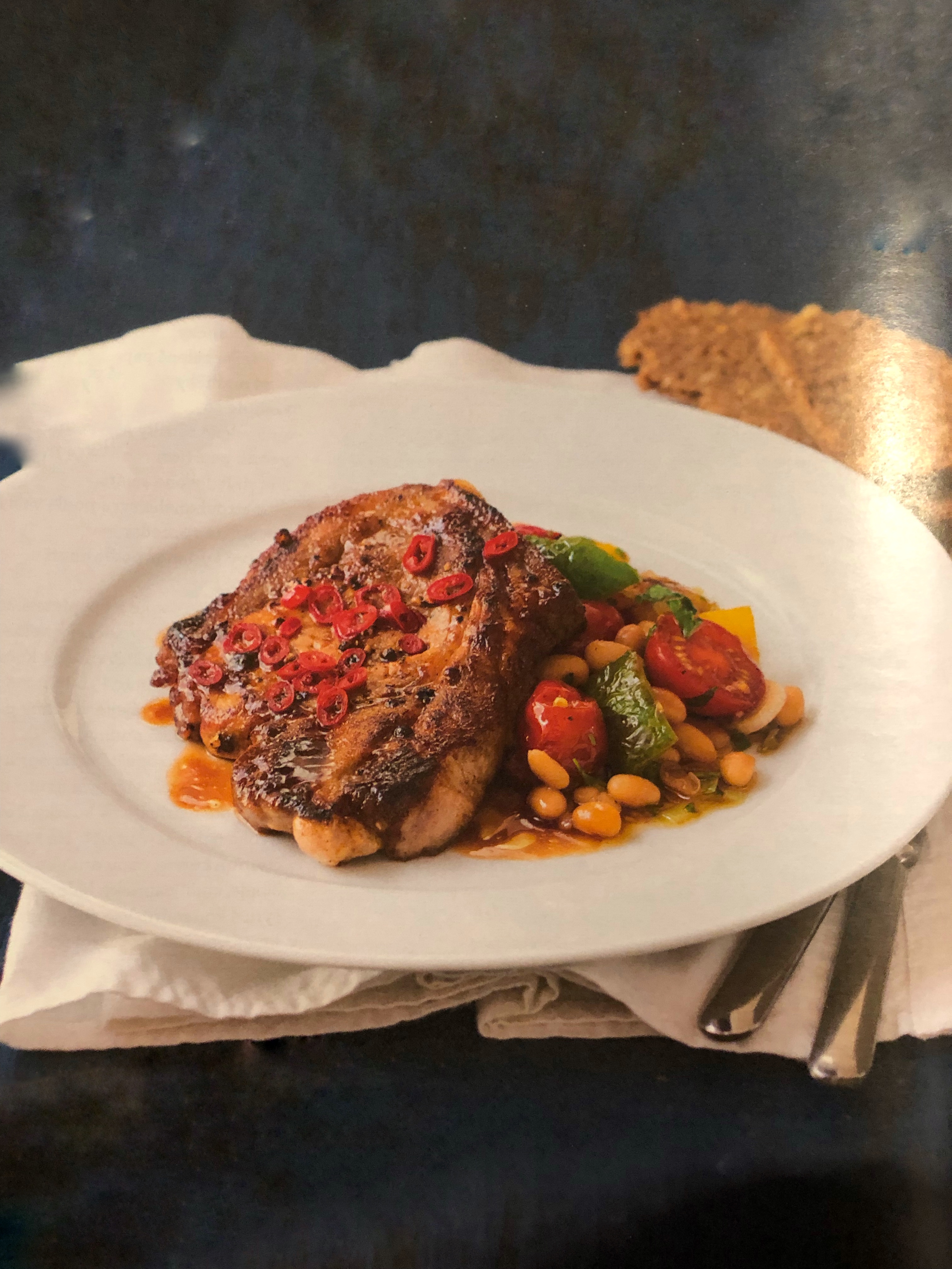 Krkovička se zeleninou a chlebem