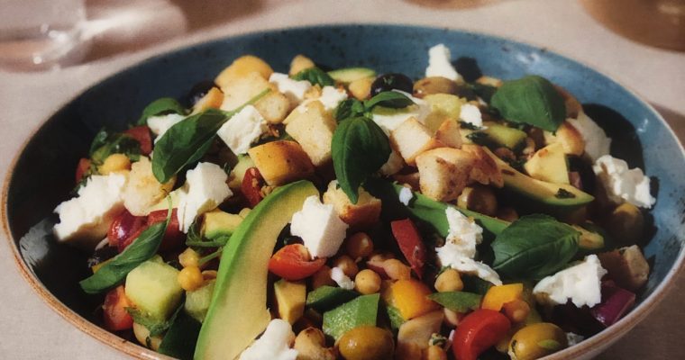 Salát s cizrnou a avokádem