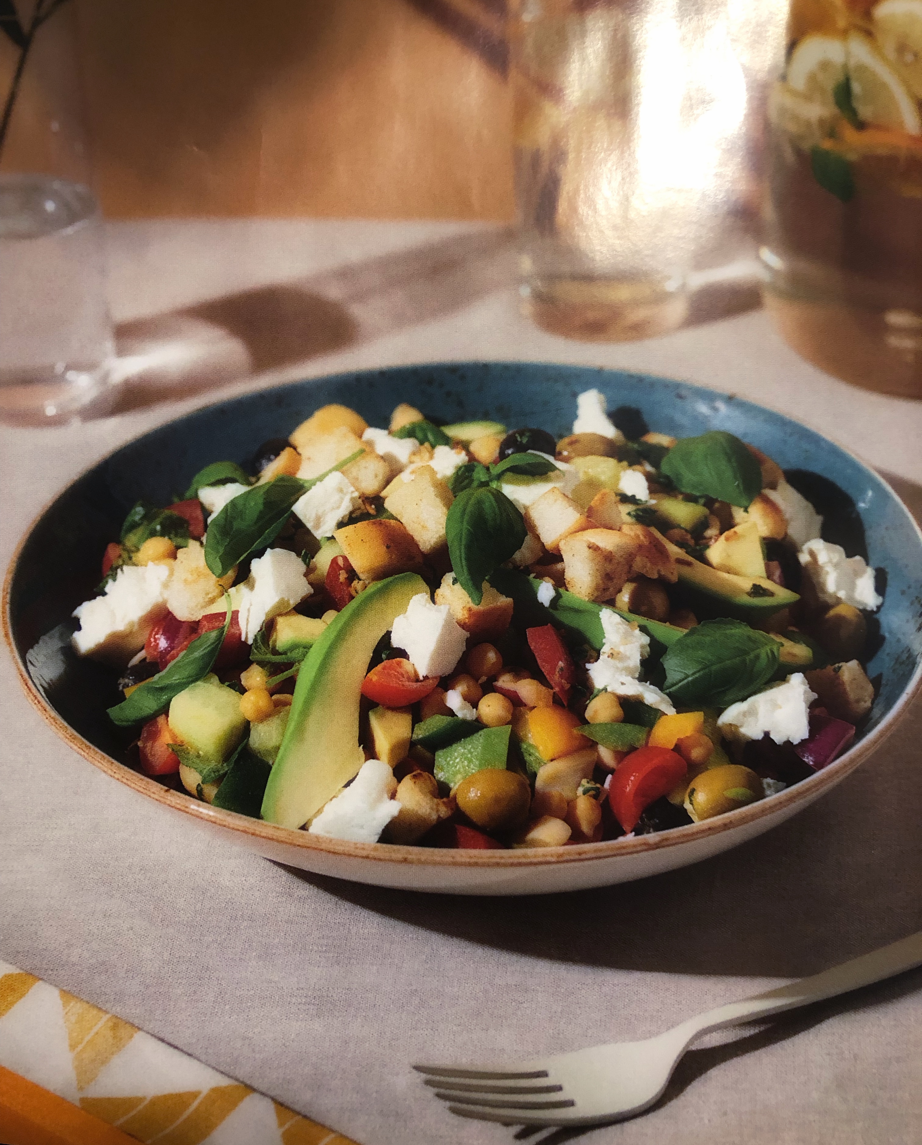 Salát s cizrnou a avokádem