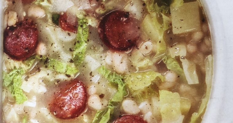 Fazolová polévka s kapustou a klobásou