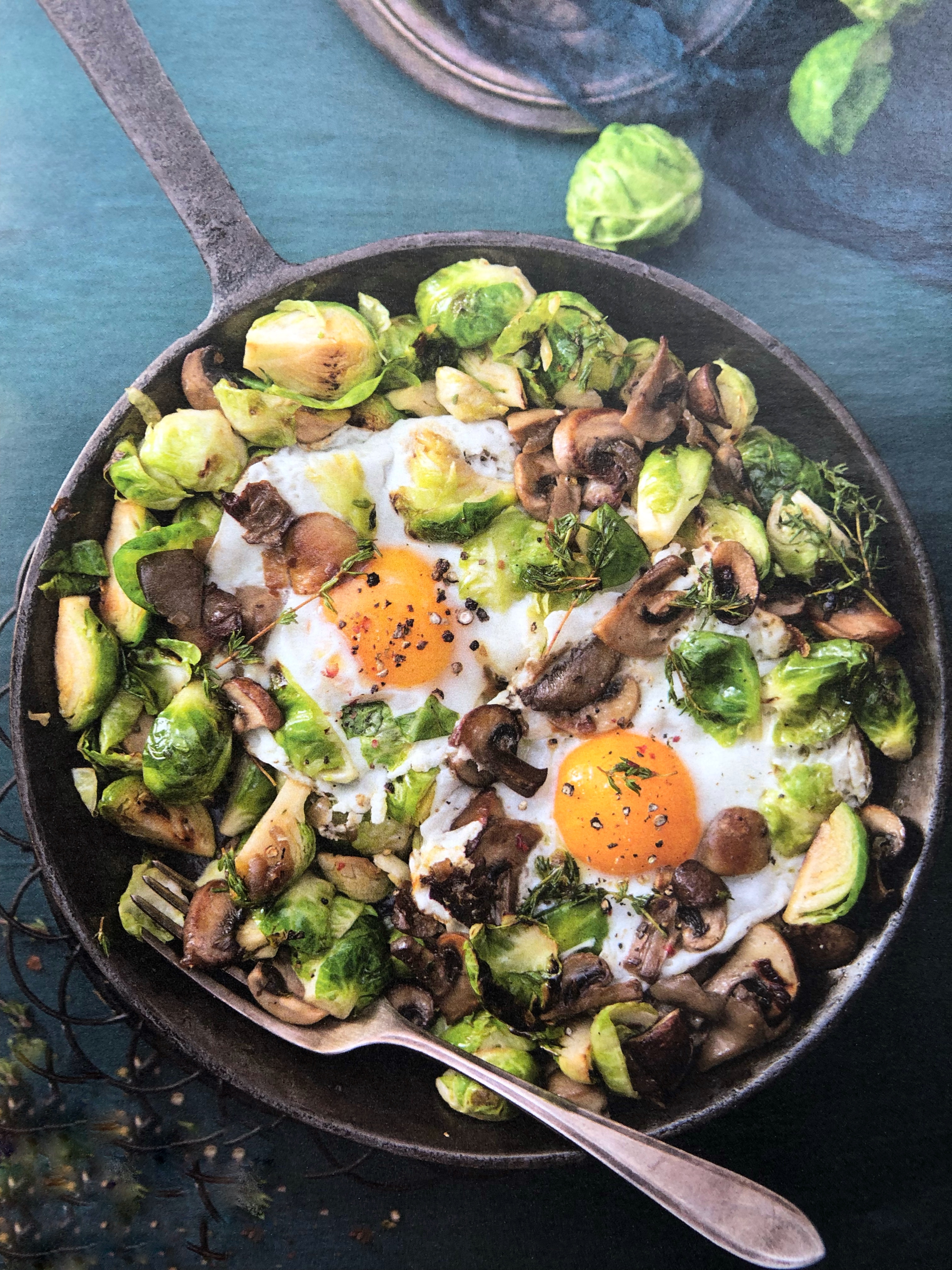 Růžičková kapusta s houbami a vejci