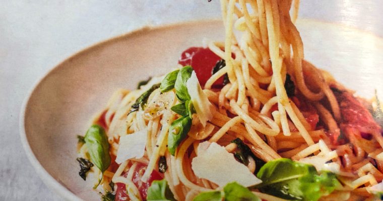 Těstoviny pomodoro s bazalkou