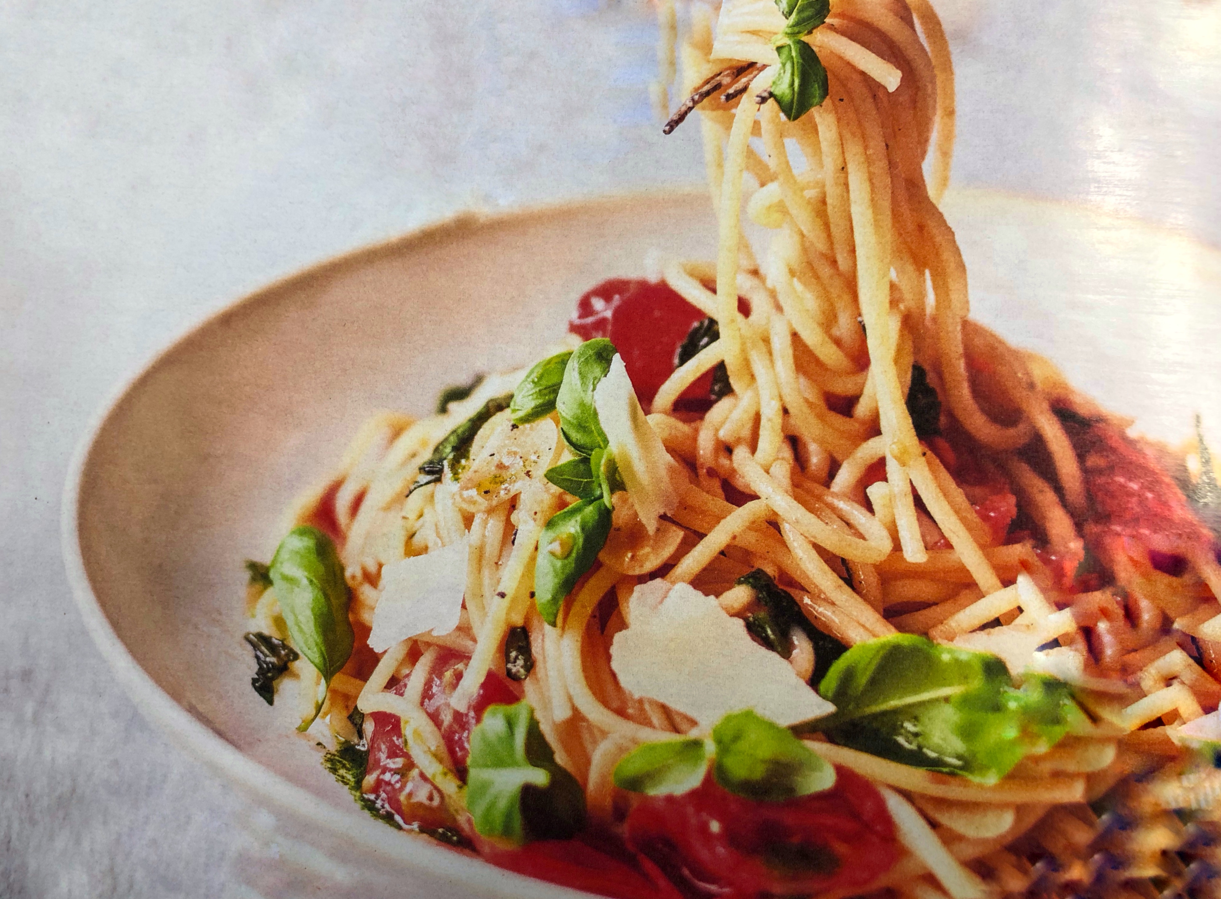 Těstoviny pomodoro s bazalkou