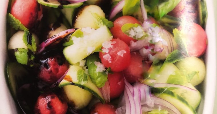 Melounový salát s okurkou a balzamikem