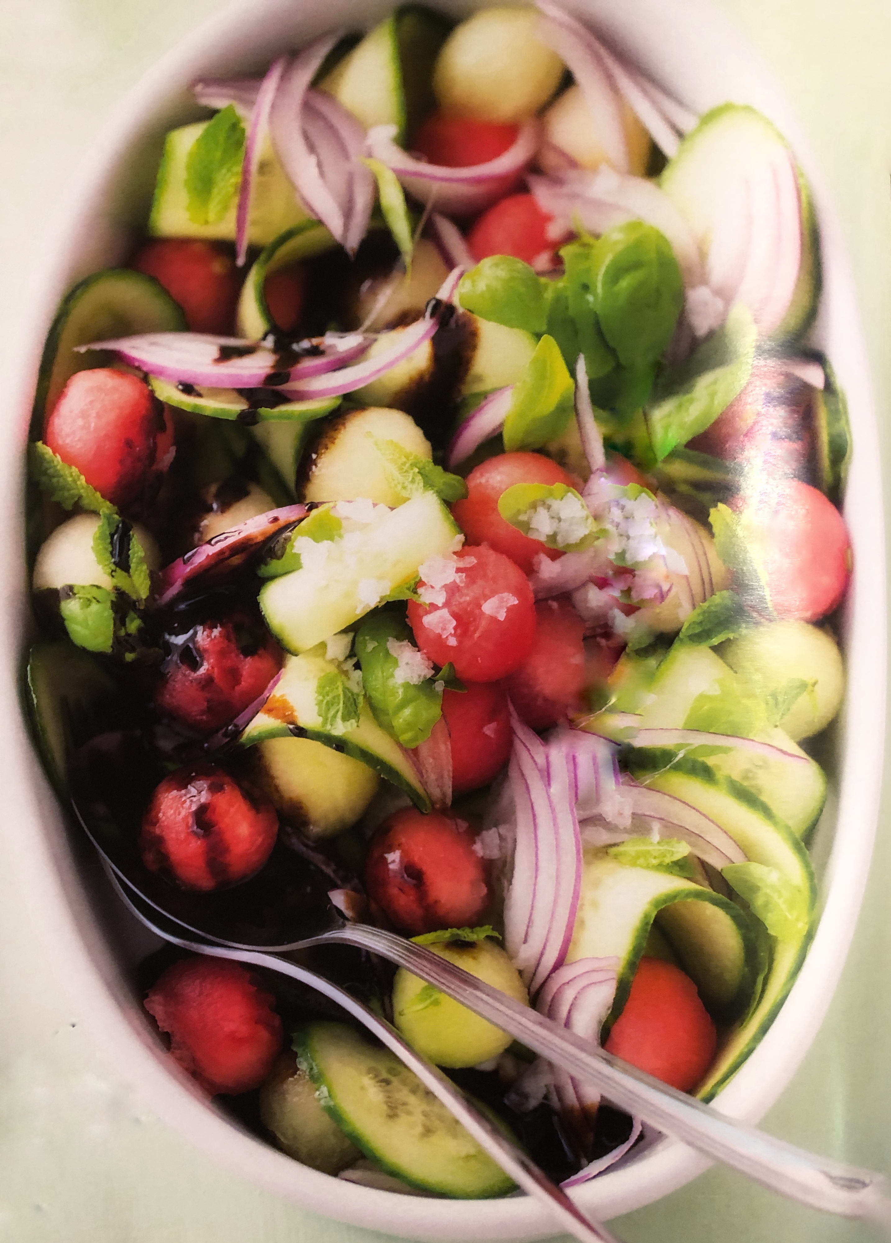 Melounový salát s okurkou a balzamikem