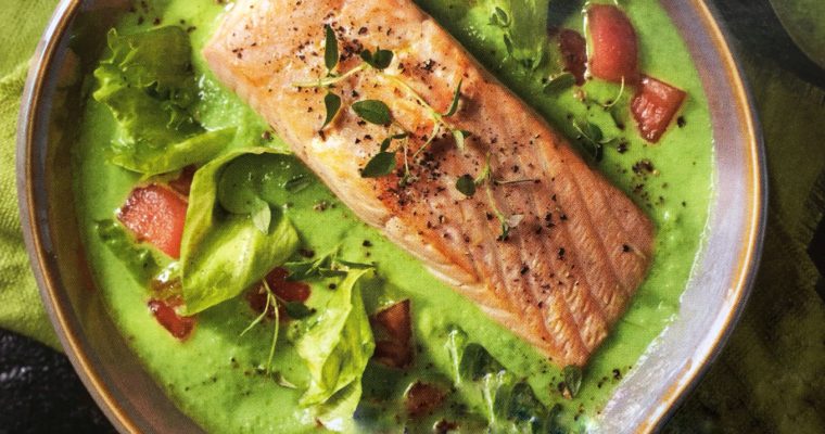 Dušený ledový salát s lososem a hráškovým krémem