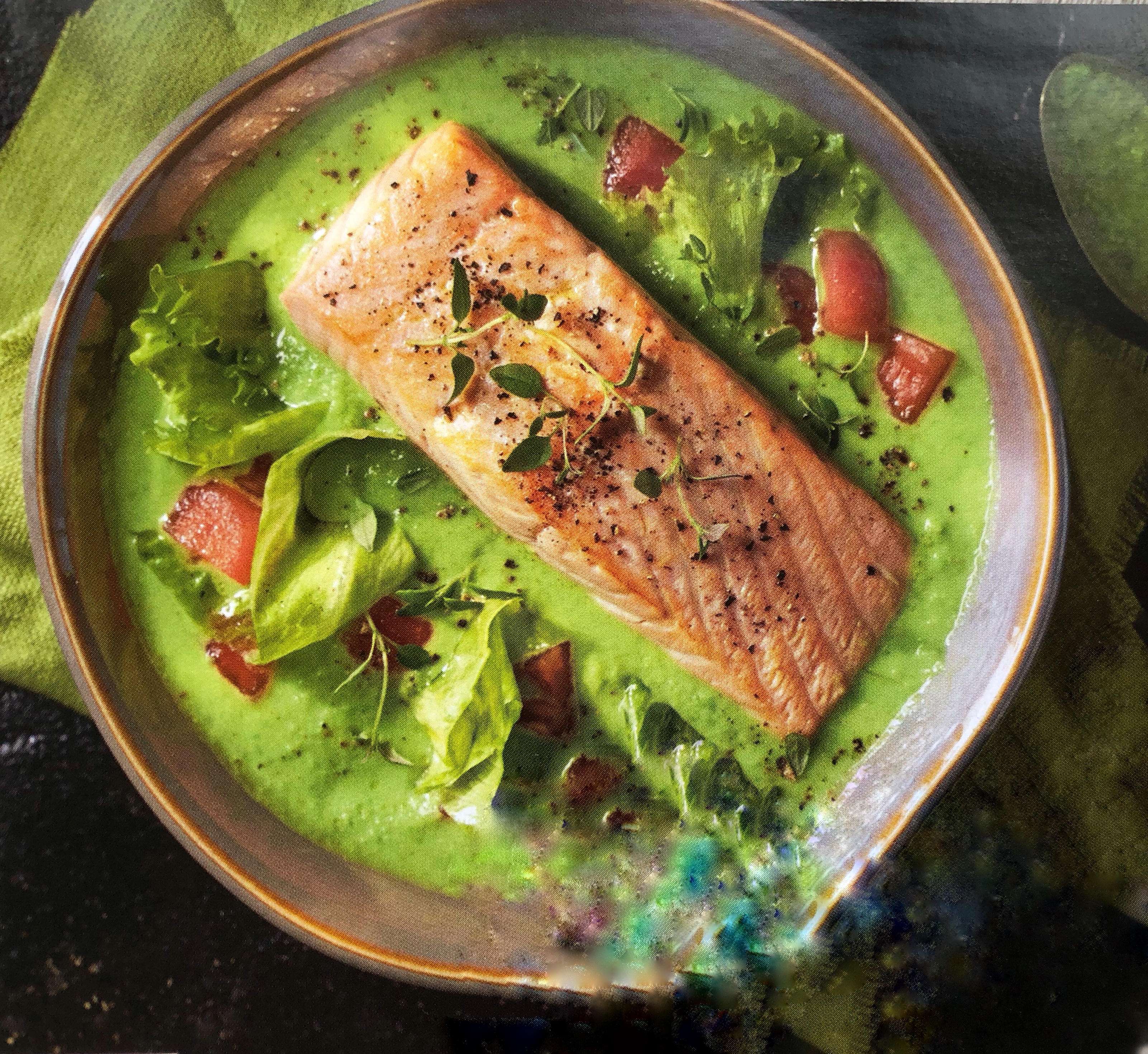 Dušený ledový salát s lososem a hráškovým krémem