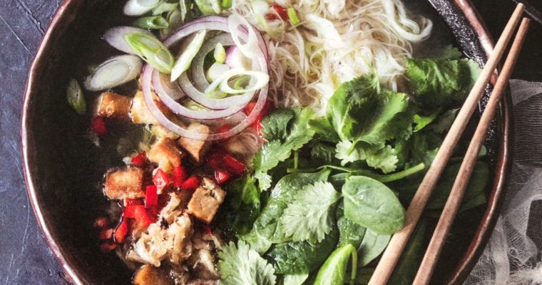 Kuřecí polévka s tofu, vlasovými nudlemi a špenátem