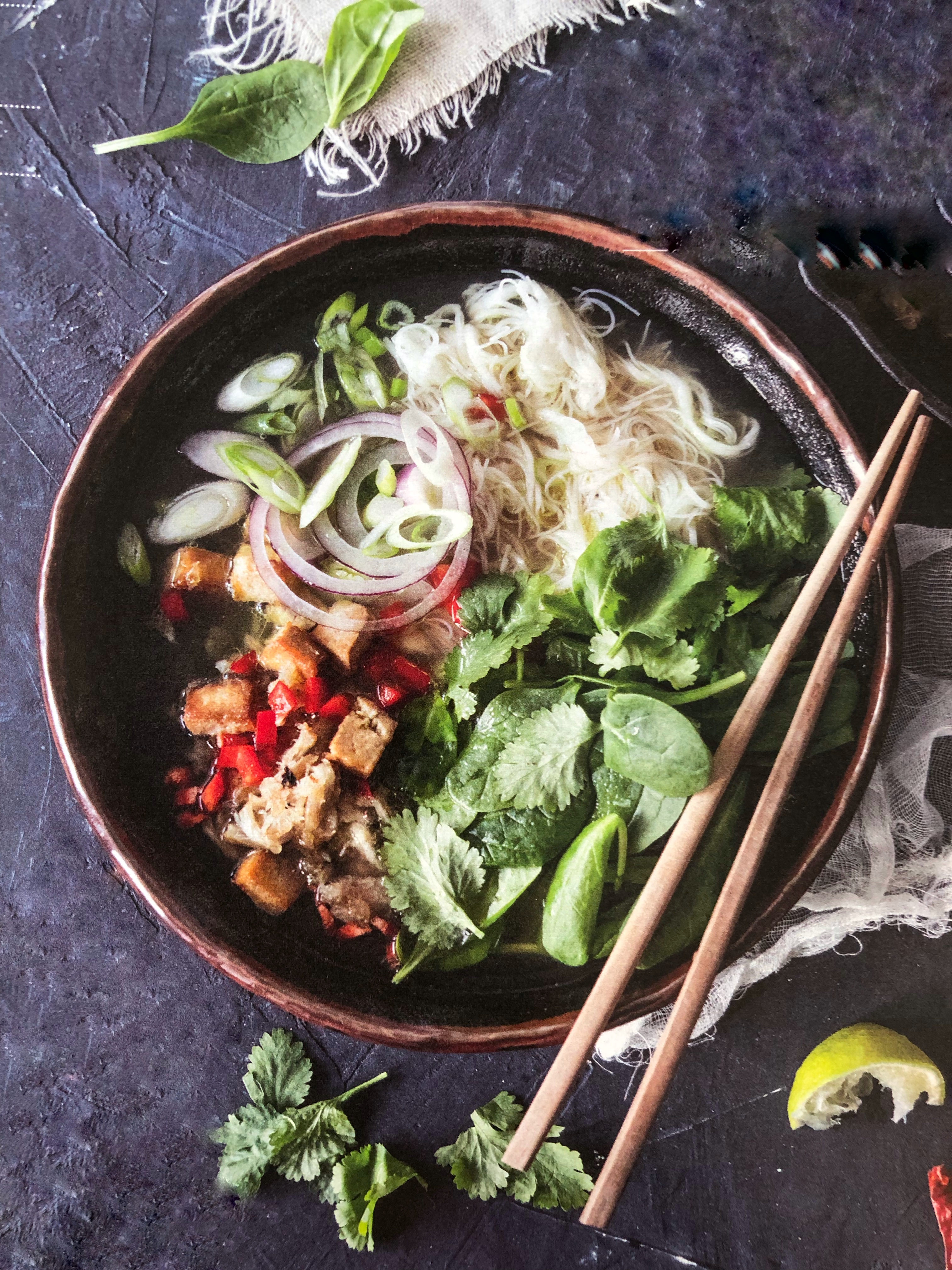 Kuřecí polévka s tofu, vlasovými nudlemi a špenátem