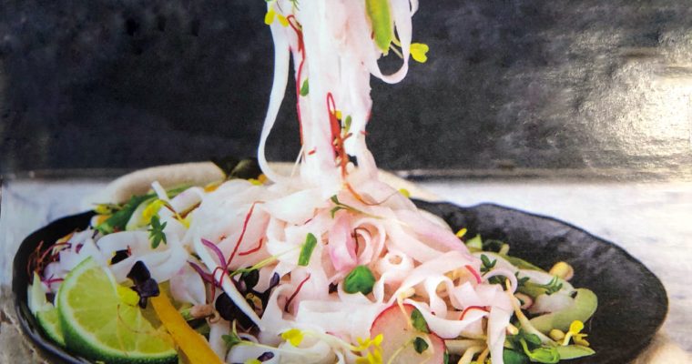 Jarní salát s rýžovými nudlemi a klíčky