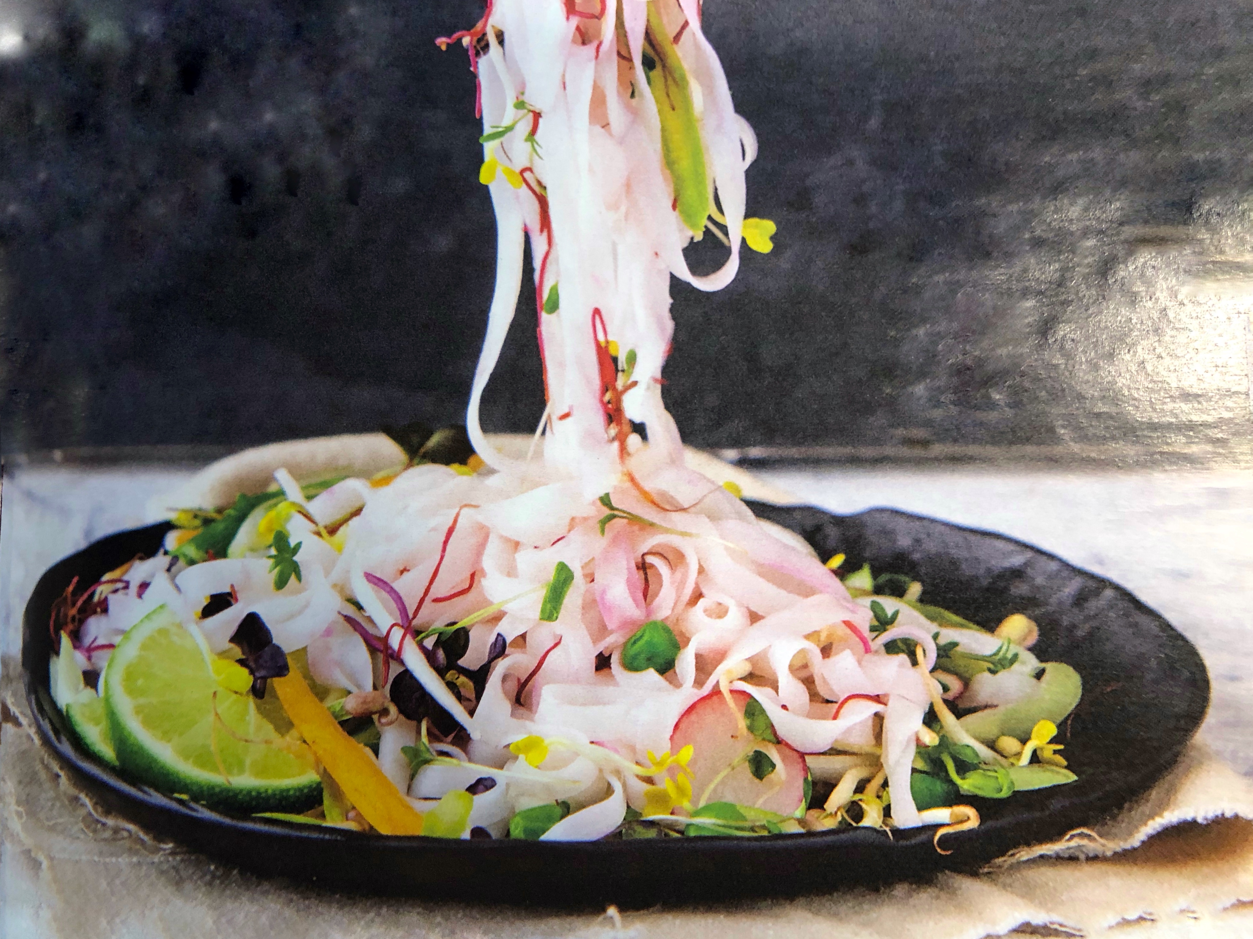 Jarní salát s rýžovými nudlemi a klíčky