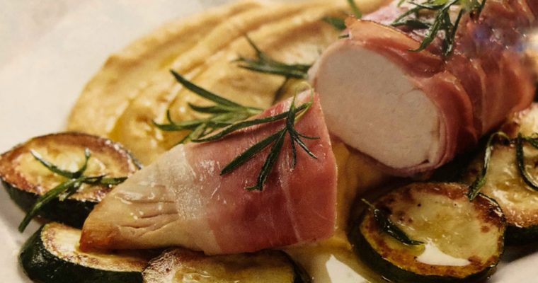 Kuřecí prsa se schwarzwaldskou šunkou a hrachovou kaší