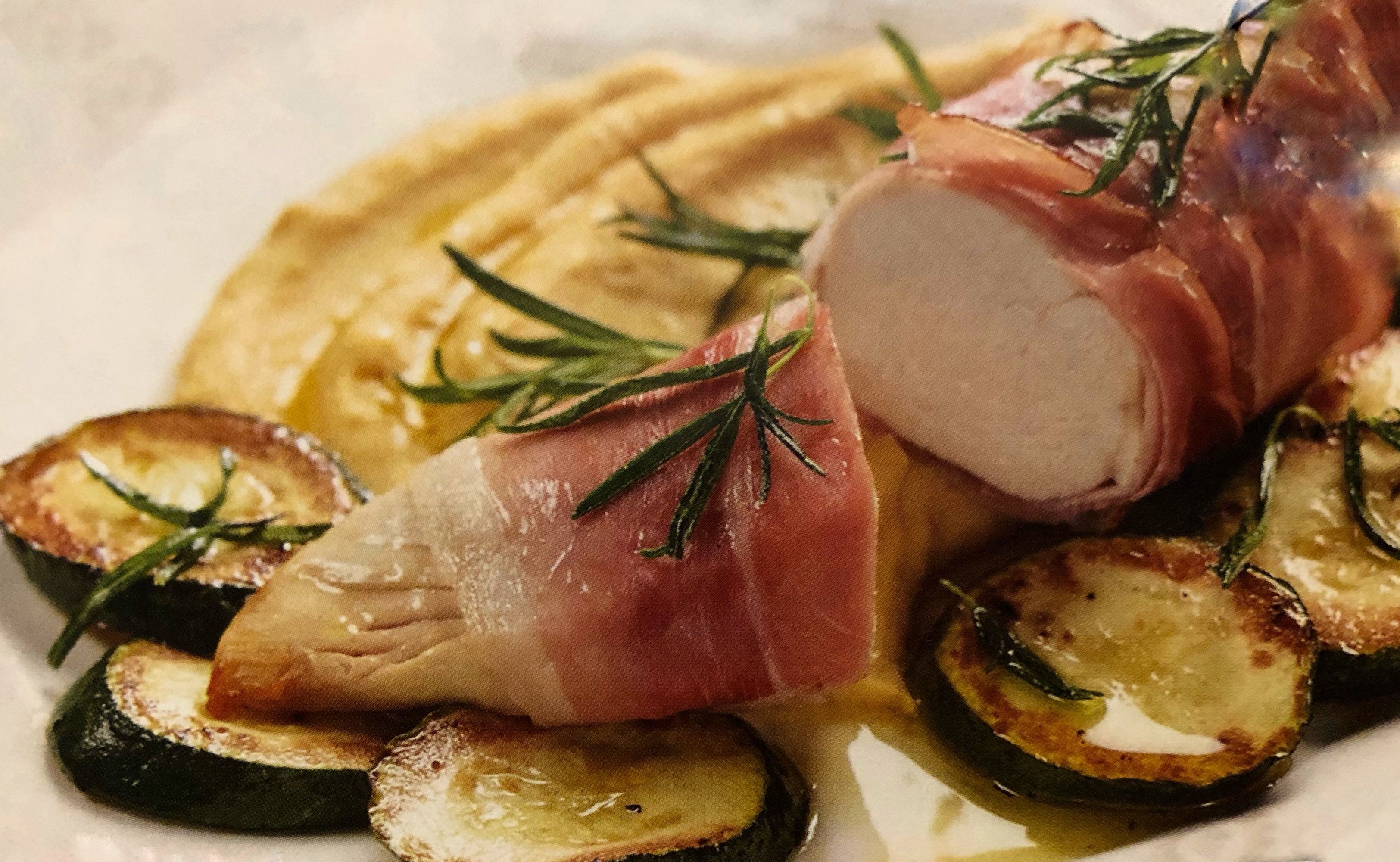 Kuřecí prsa se schwarzwaldskou šunkou a hrachovou kaší