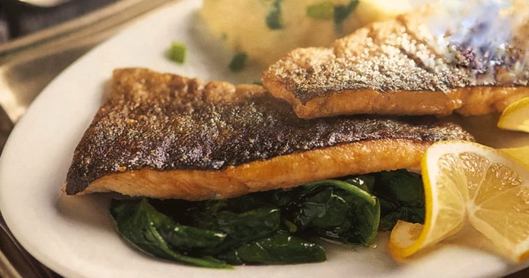 Pstruh se špenátem a bramborami