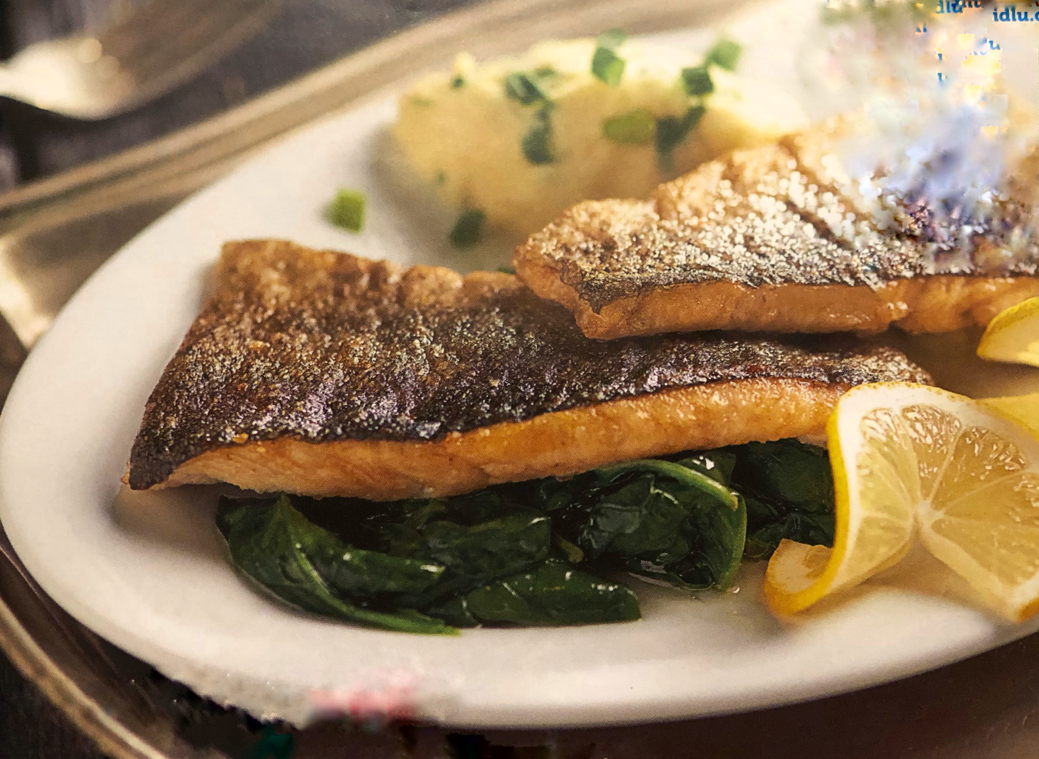 Pstruh se špenátem a bramborami