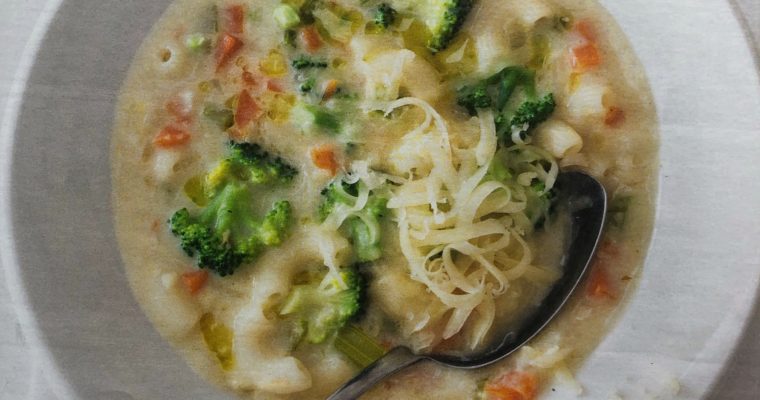 Zeleninová polévka s těstovinami a sýrem