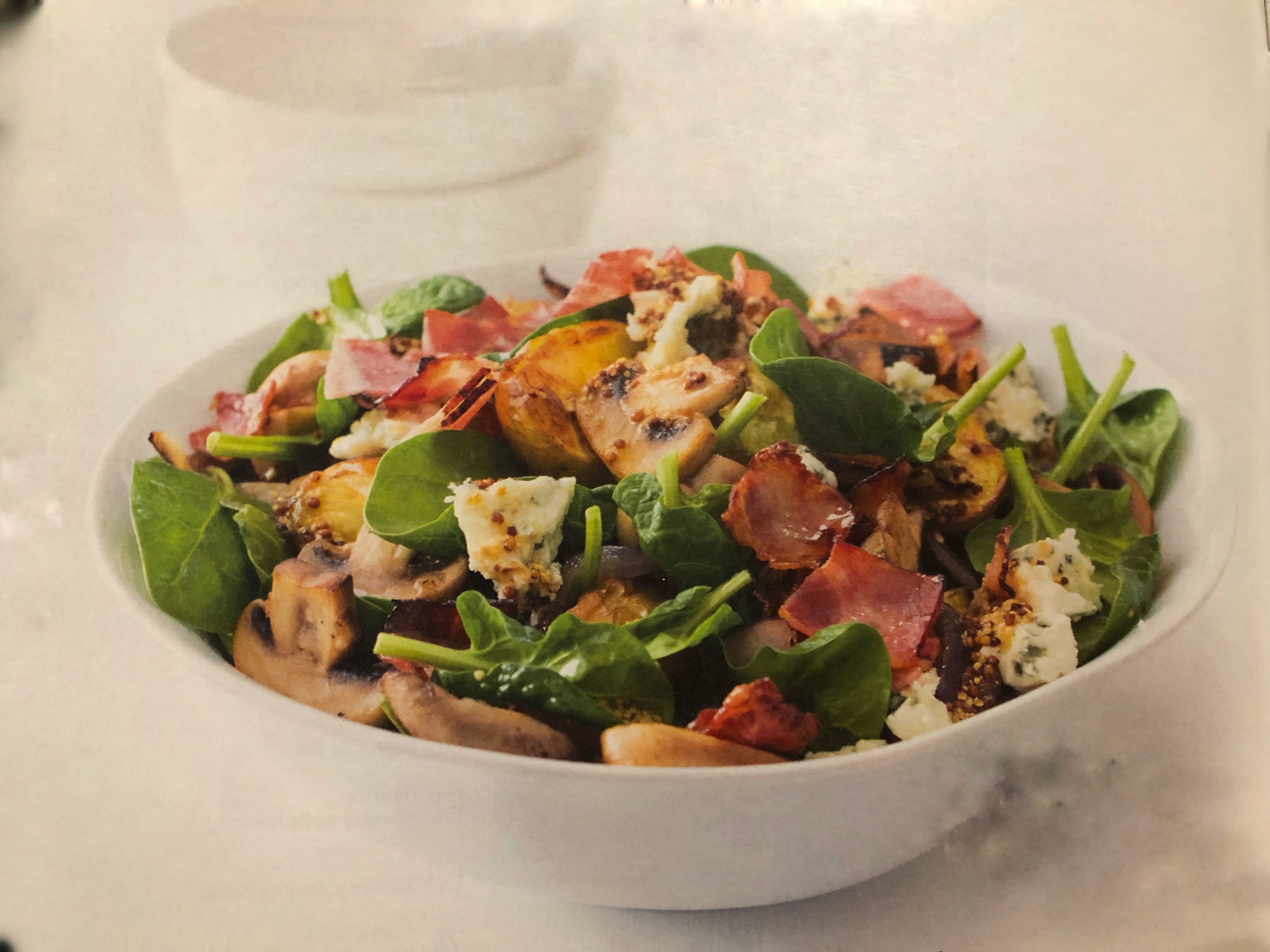 Salát z brambor s modrým sýrem