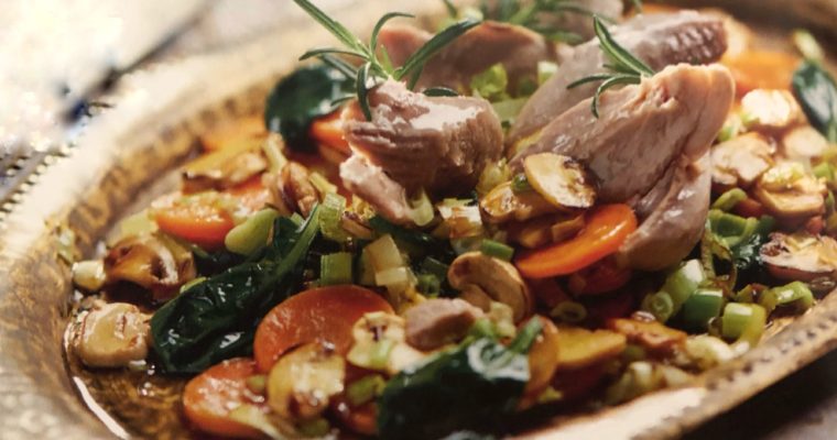 Vařené krůtí stehno s restovanou zeleninou