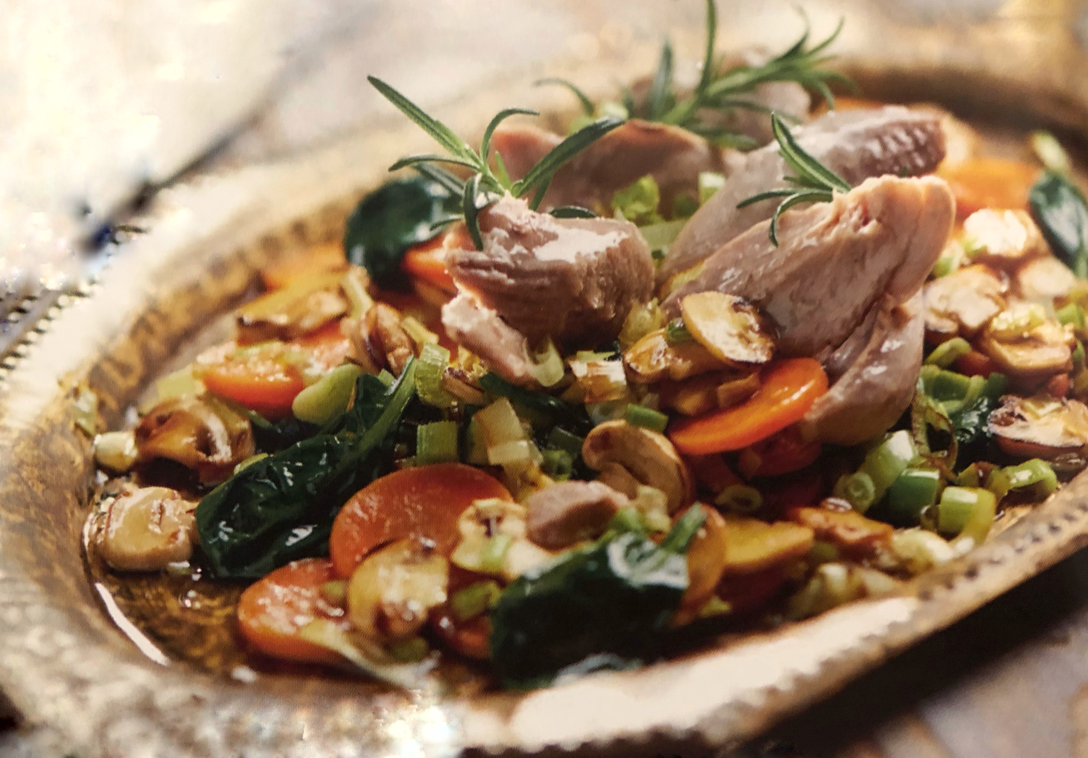 Vařené krůtí stehno s restovanou zeleninou