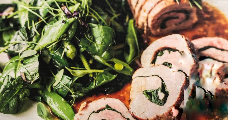 Roláda z vepřové panenky s dušeným špenátem a hráškem