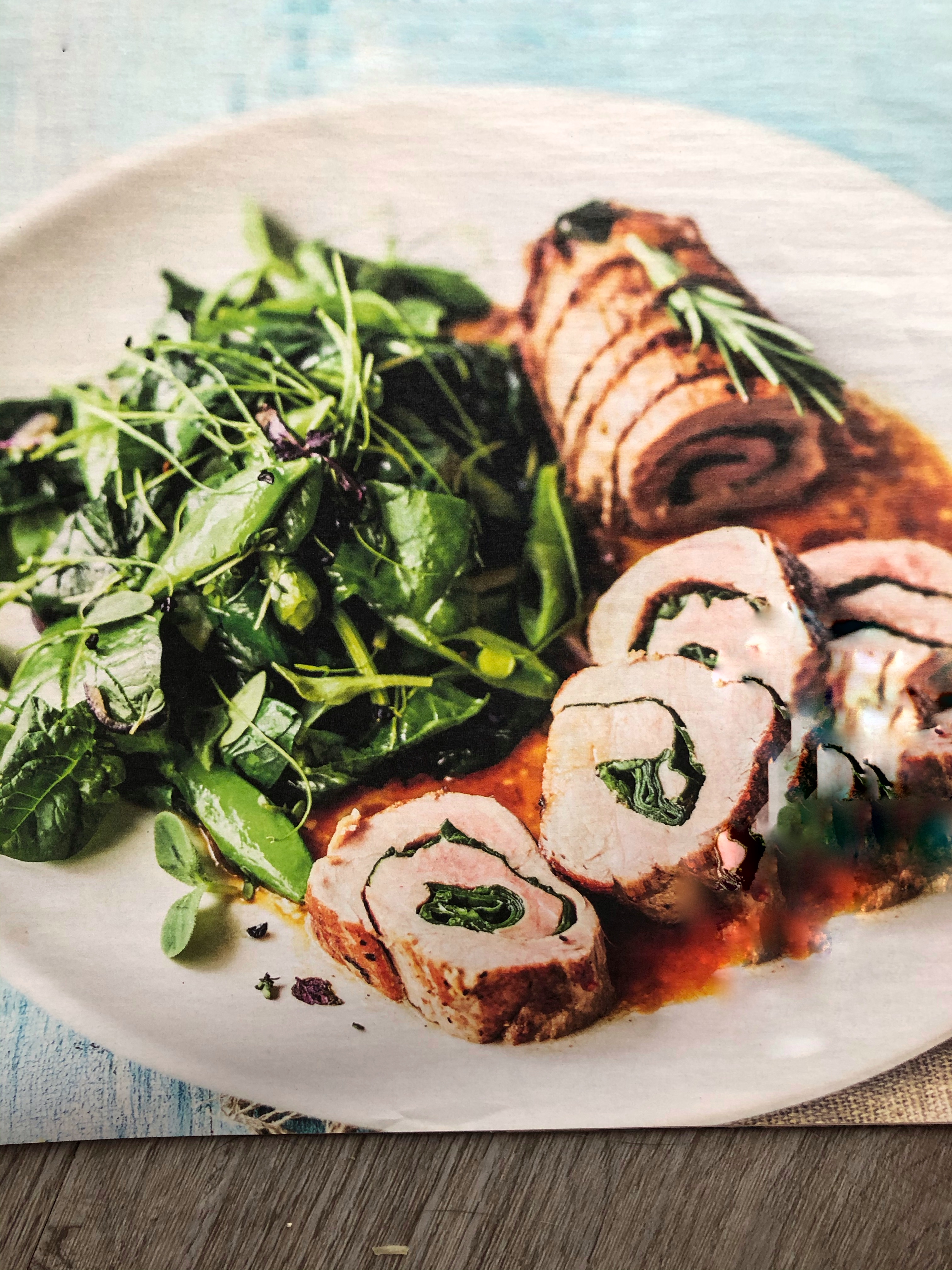 Roláda z vepřové panenky s dušeným špenátem a hráškem