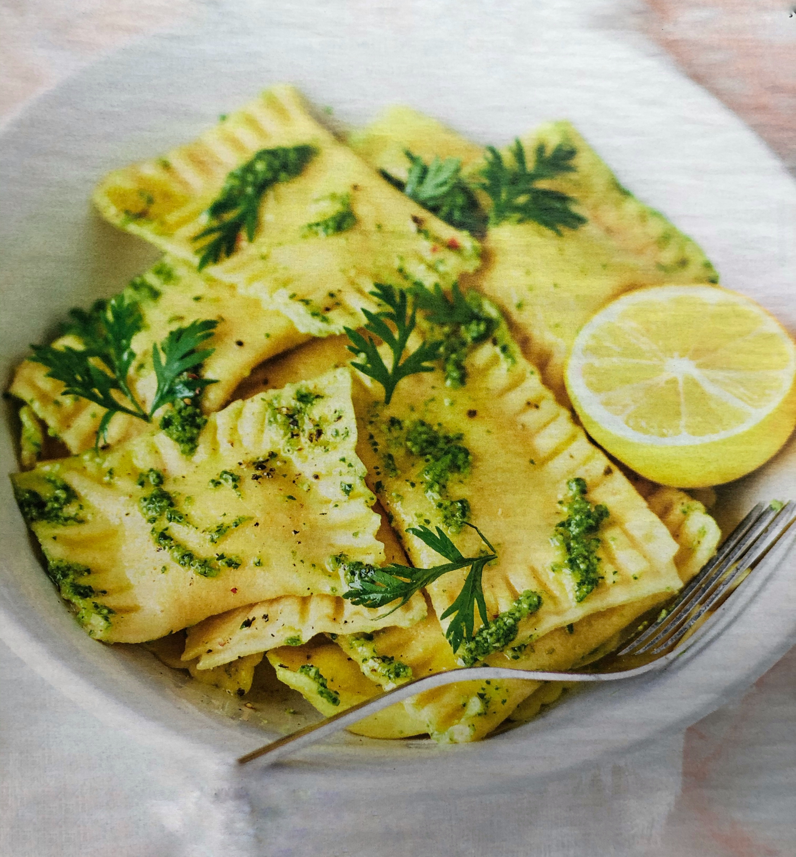 Domácí ravioly s bazalkovým pestem