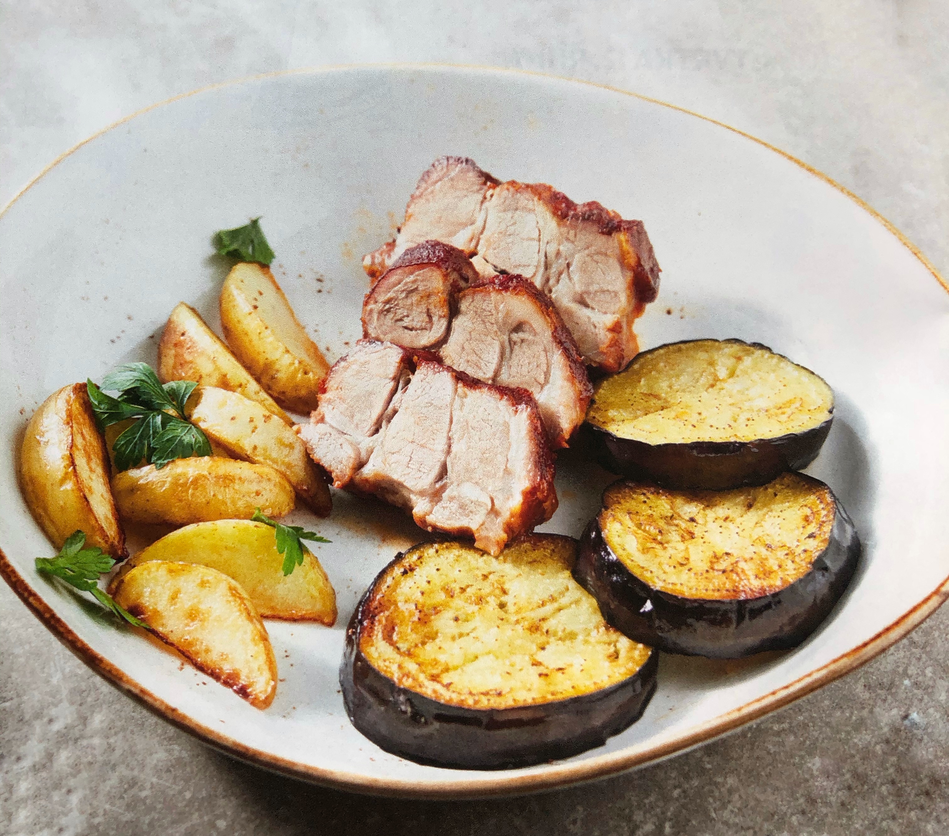 Pečená pikantní krkovice s bramborami