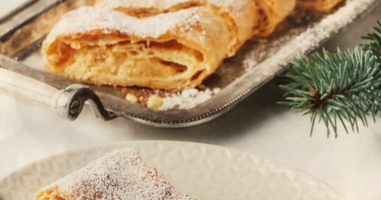 Jablečný štrúdl s tvarohem a brusinkami