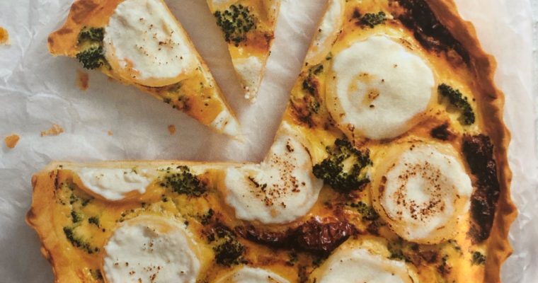 Quiche s kozím sýrem, brokolicí a rajčaty