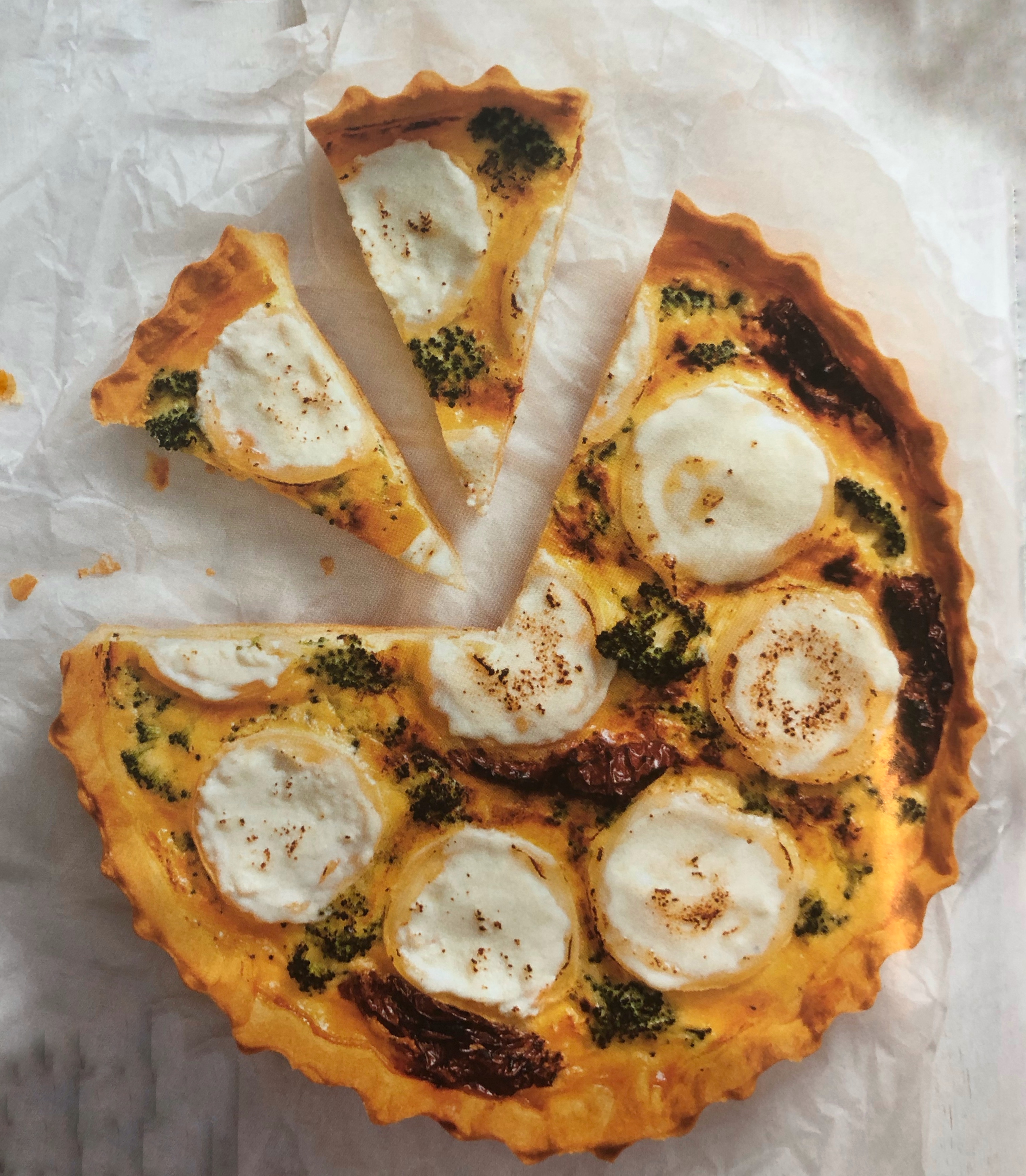 Quiche s kozím sýrem, brokolicí a rajčaty