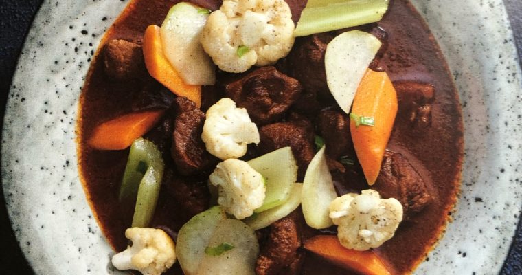 Vepřové kostky na víně s glazovanou zeleninou