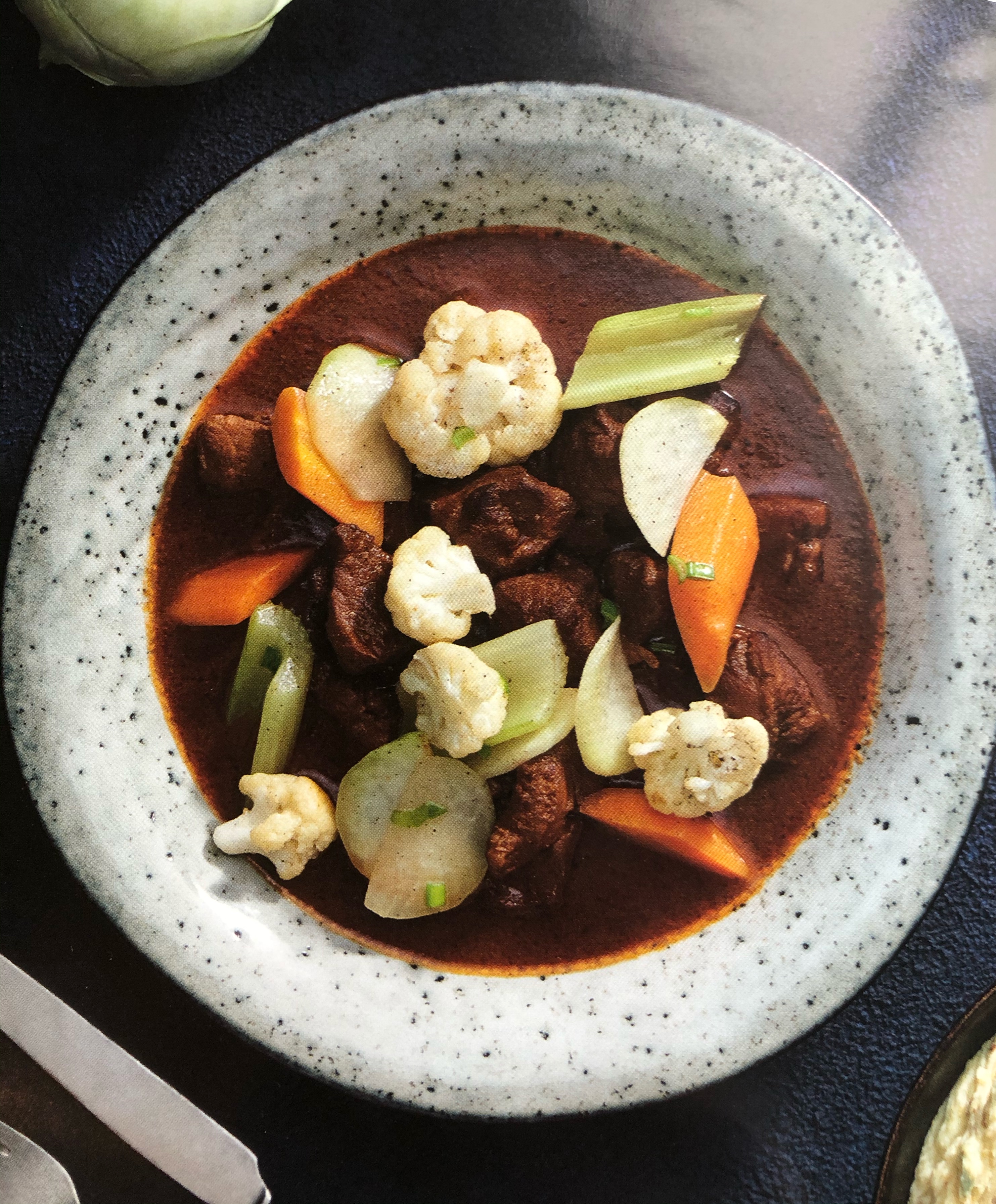 Vepřové kostky na víně s glazovanou zeleninou