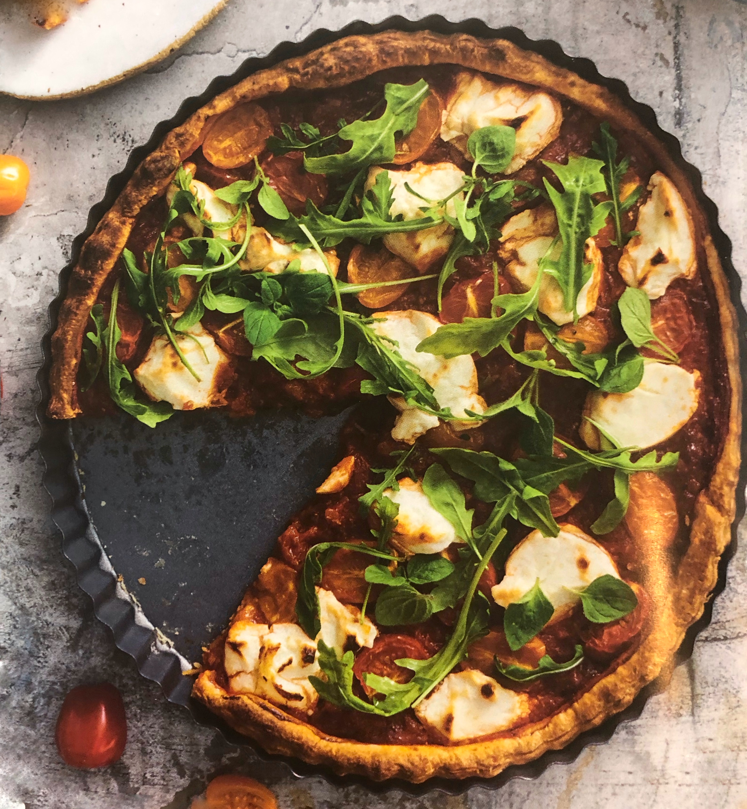 Koláč s kozím sýrem a rajčaty