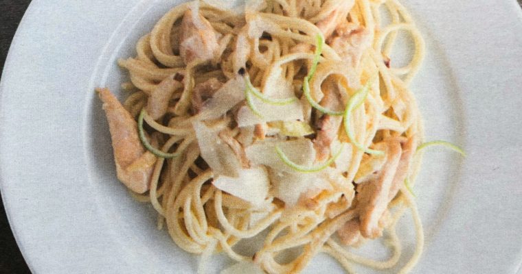 Špagety s citrusovou omáčkou a kuřecím masem