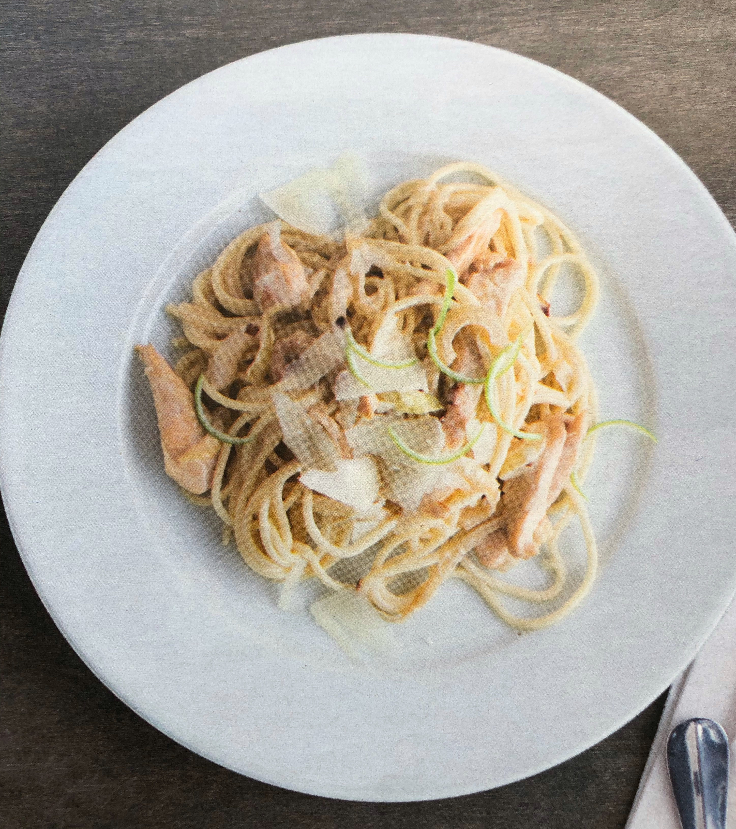 Špagety s citrusovou omáčkou a kuřecím masem
