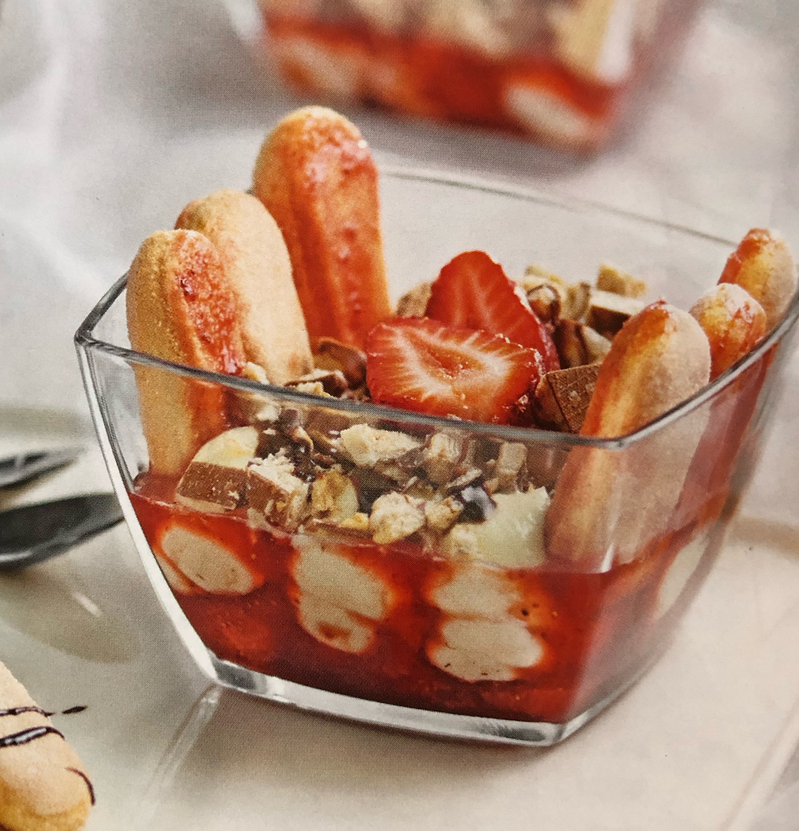 Jahodovo-piškotový pohár