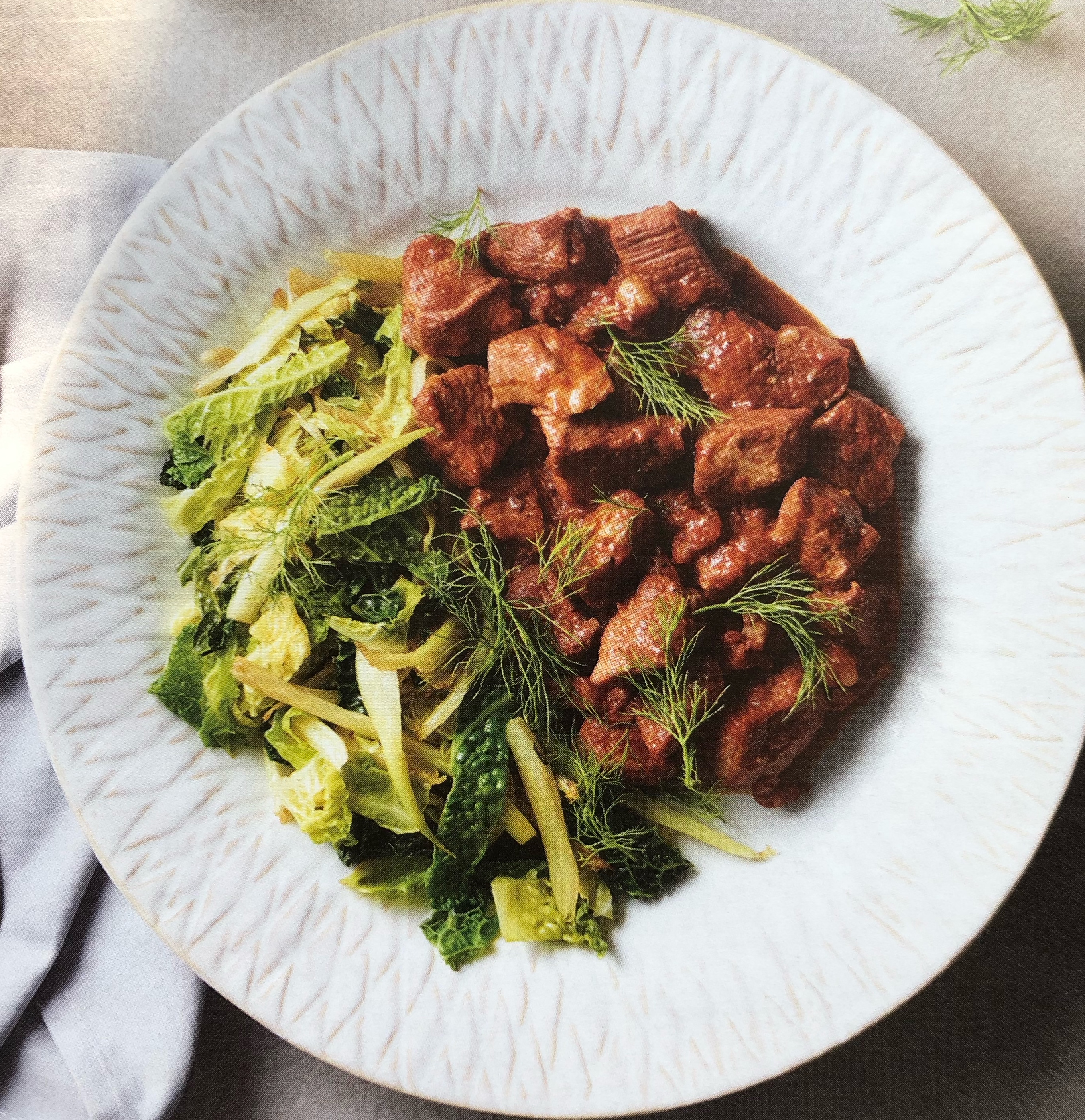 Dušené vepřové kostky na červeném víně