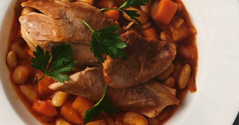 Vařená krůtí stehna s fazolemi