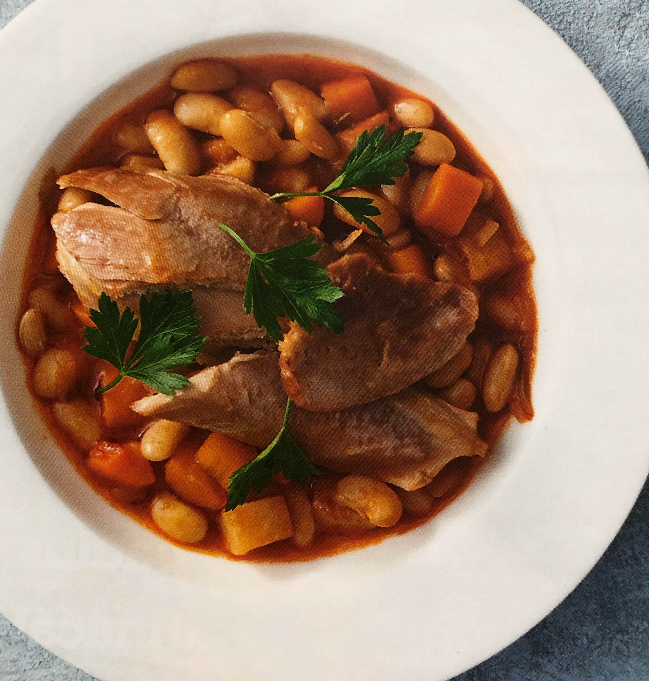 Vařená krůtí stehna s fazolemi