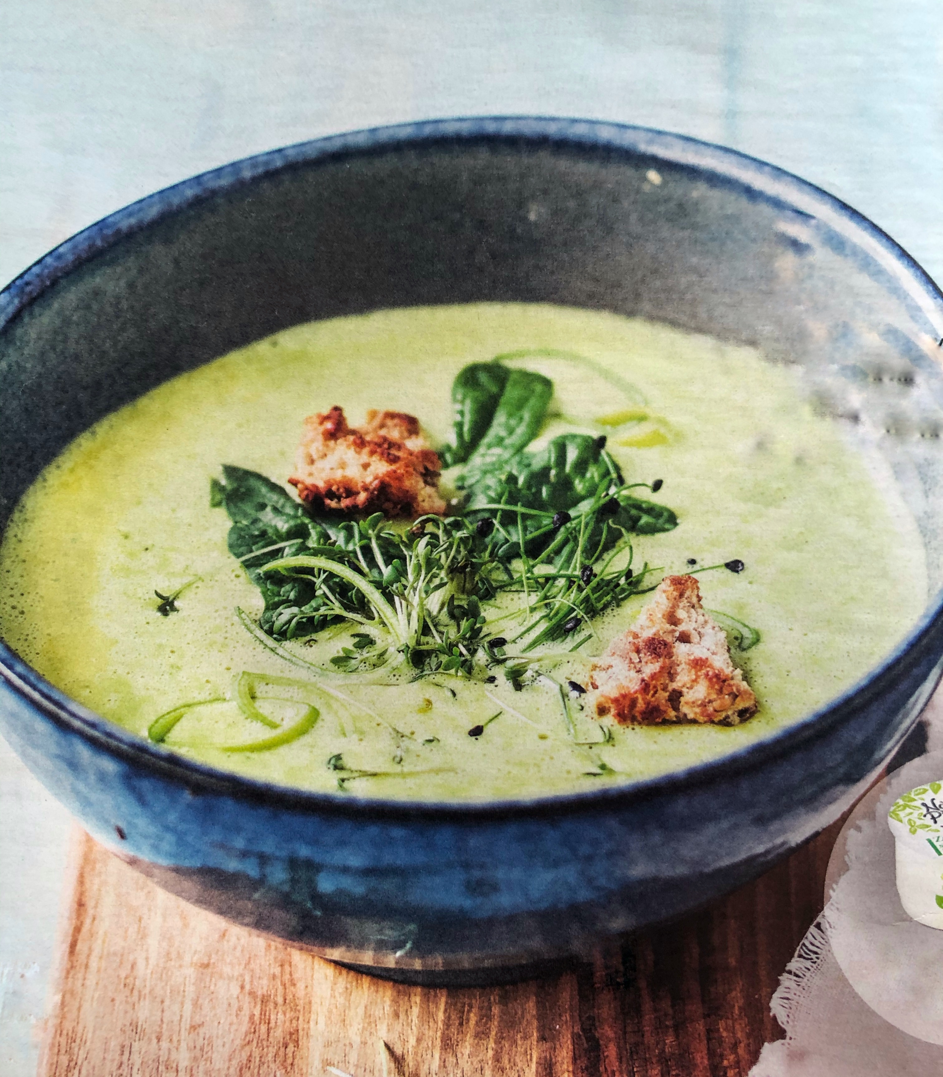 Bramborovo-pórkový krém se špenátem a krutony