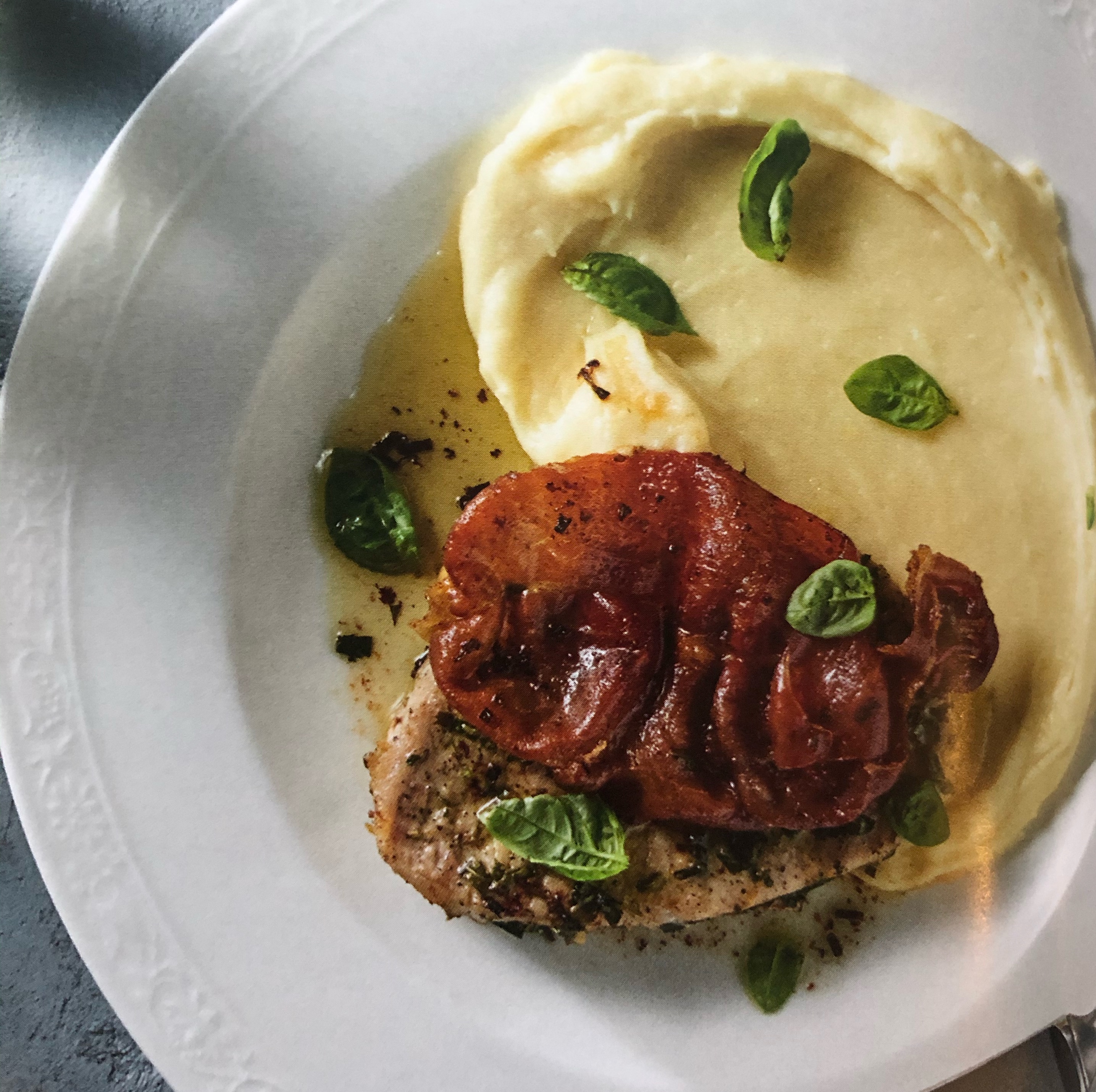 Restovaná vepřová pečeně s bylinkami a sušenou šunkou