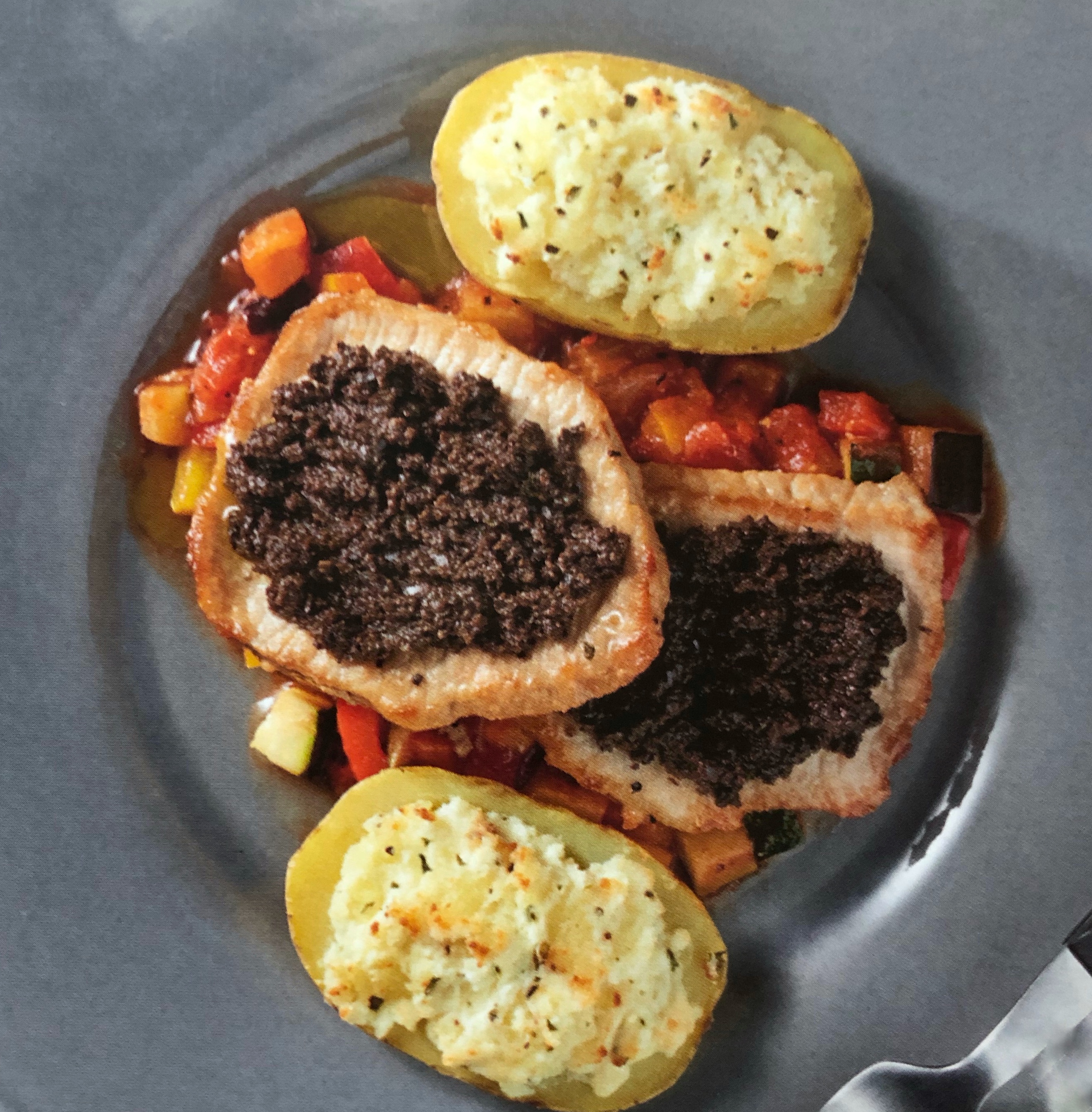 Vepřová pečeně s provensálskou zeleninou a olivovou pastou