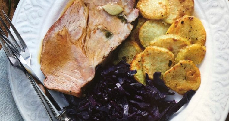 Špikovaná krkovička s červeným zelím a bramborem