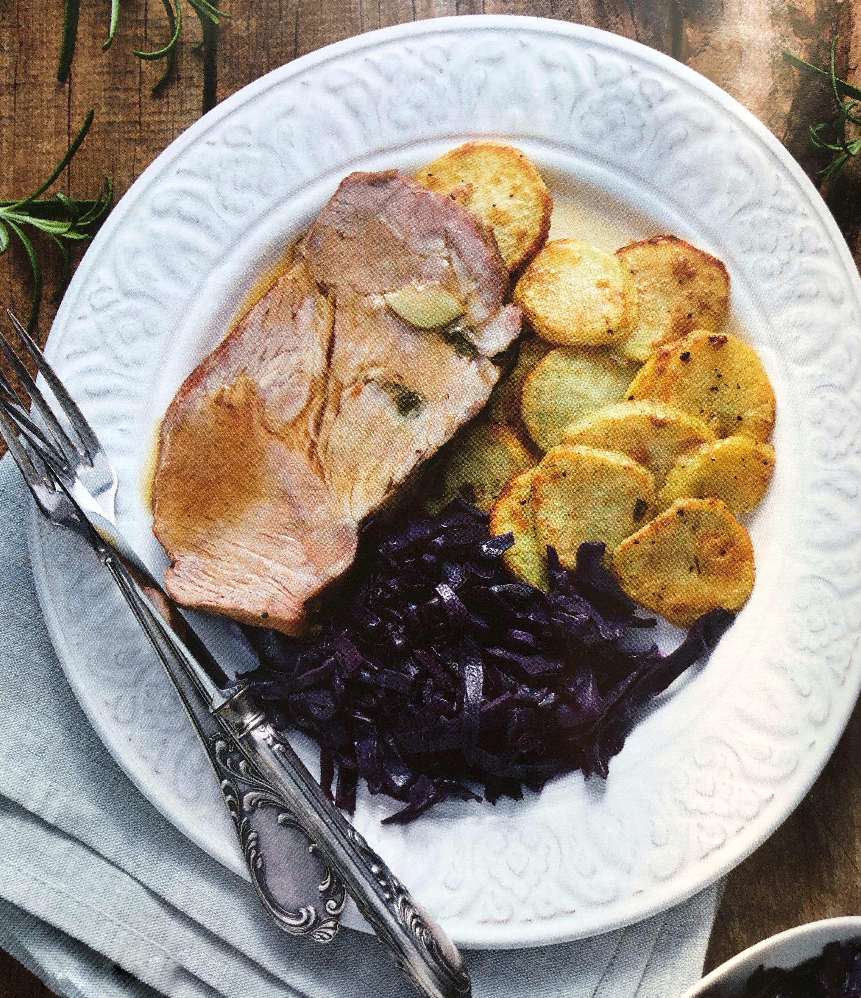 Špikovaná krkovička s červeným zelím a bramborem