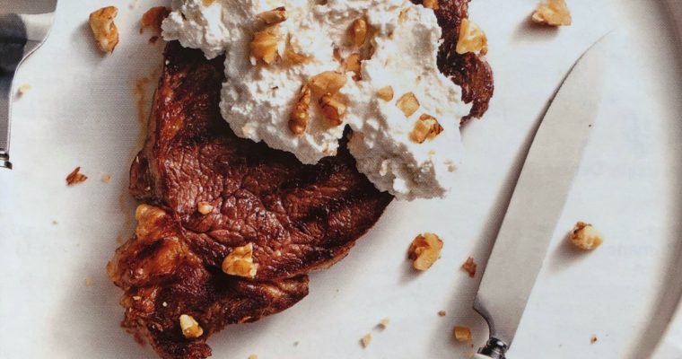 Grilovaný rib eye steak s kozím sýrem a ořechy